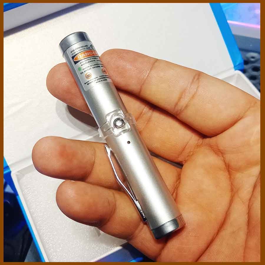 Bút Laze Laser Mini Sạc Cáp USB Tia Xanh Lá Vỏ Bạc 9cm