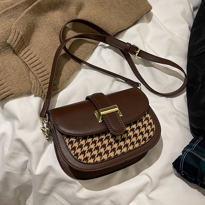 Túi đeo chéo IELGY họa tiết răng sói dễ phối đồ thời trang