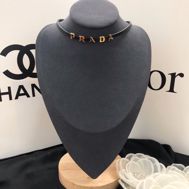 Cổ PRADA cá tính