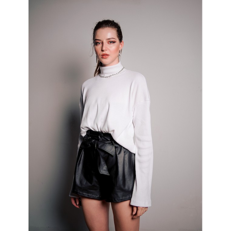 [Mã WABRM4  giảm 15% tối đa 50k đơn 150k] là min - White Turtle-neck Top