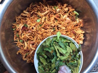 500G KHÔ GÀ LÁ CHANH