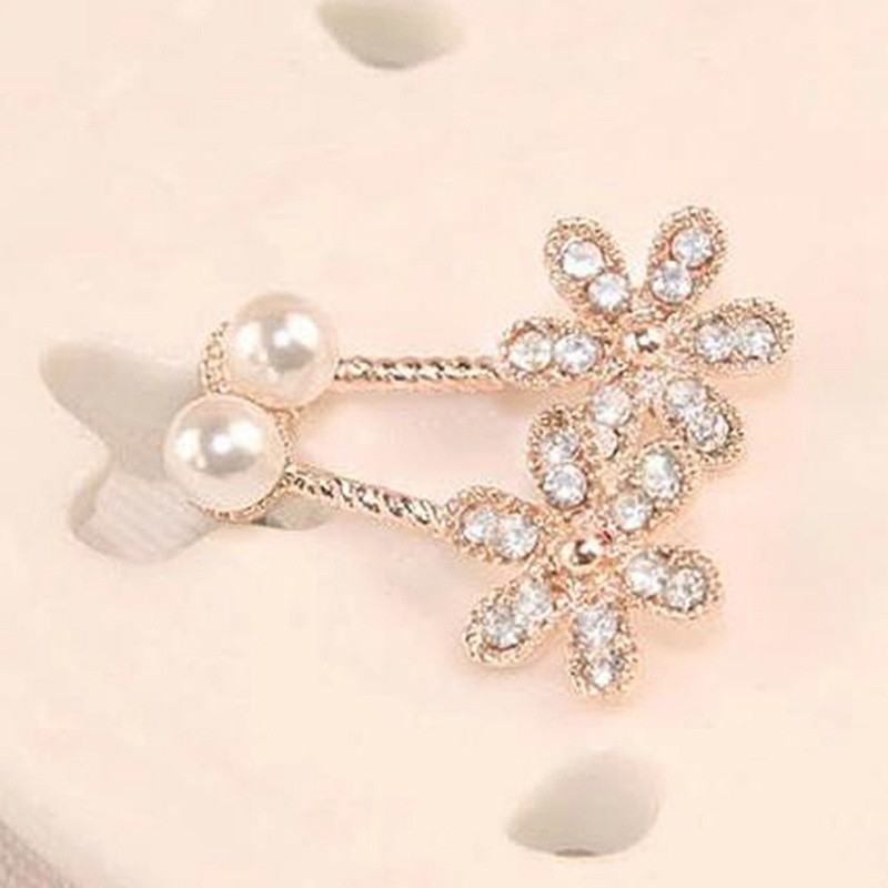 Cặp khuyên tai hợp kim hình hoa có đính đá phối cườm đầy quý phái