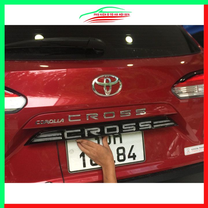 Ốp tay cốp sau có đèn led Toyota Cross 2020-2022 màu đen ánh sáng đỏ trang trí xe