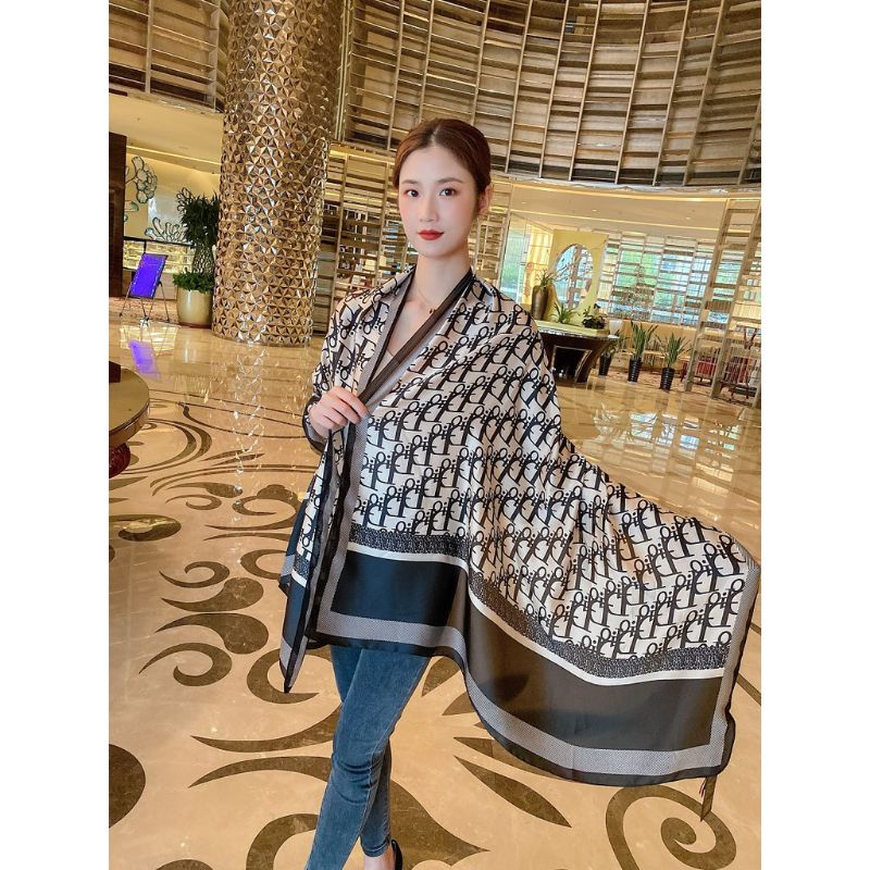 Khăn choàng họa tiết Dior