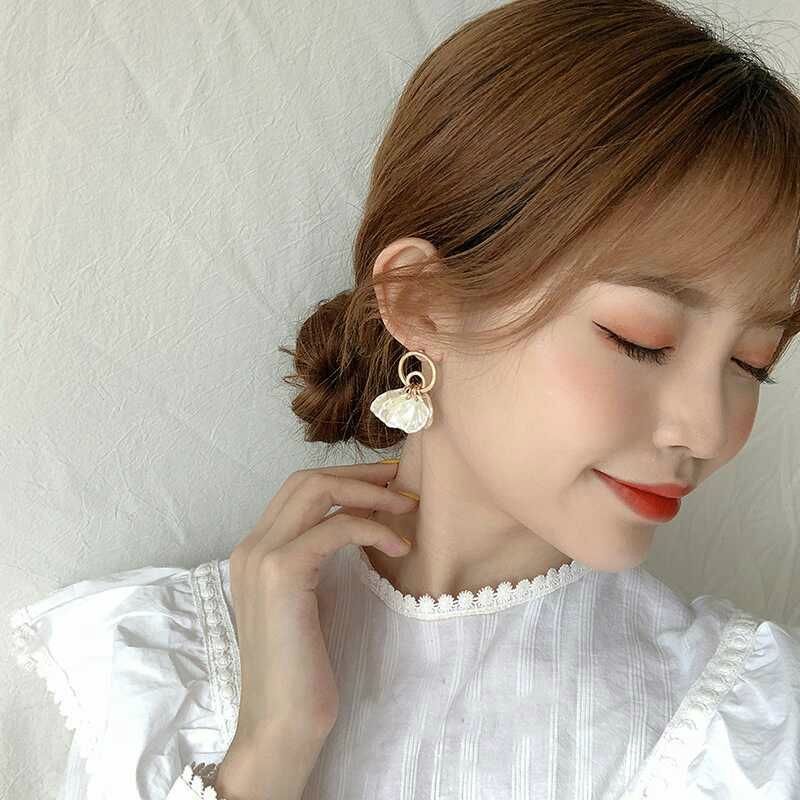Bông Tai Hình Cánh Hoa Màu Trắng Thời Trang Hàn Quốc Cho Nữ