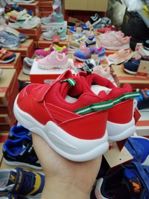 Giày thể thao siêu nhẹ size 26