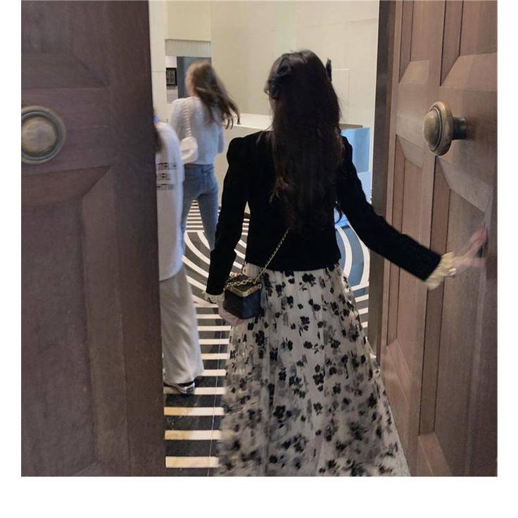 Áo kiểu nhung cổ vuông tay dài + chân váy lưới hoa màu đen thời trang nữ tính 2020