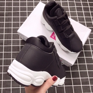 Giày Sneaker