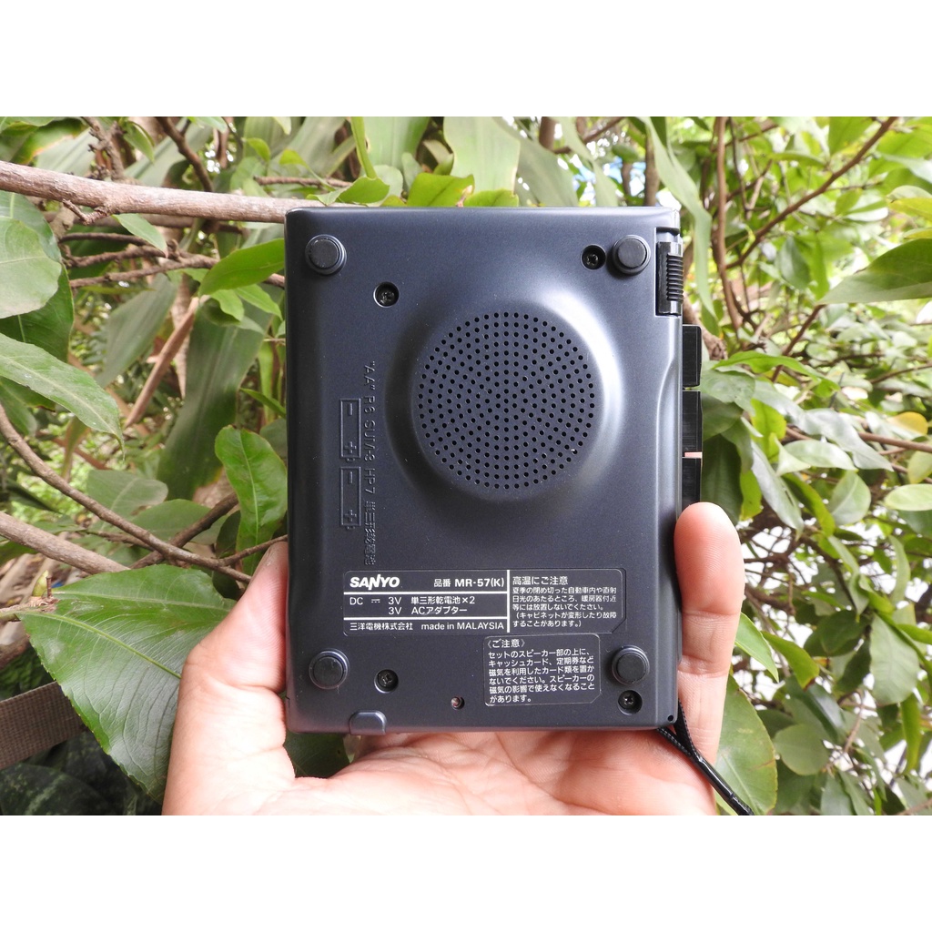 Máy nghe nhạc Cassette Sanyo MR-57 có loa ngoài máy còn khá đẹp có 3 chế độ phát nhạc