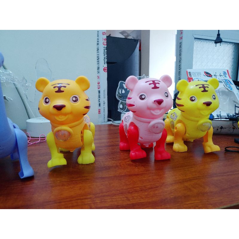 Đồ chơi hổ chạy pin có đèn sáng , có nhạc , đồ chơi cho bé đồng giá . có kèm dây để các bé dắt