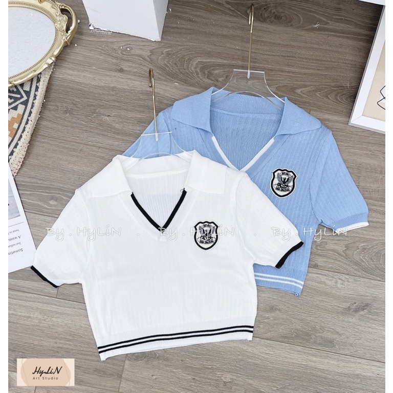 Áo len mỏng cổ V đính logo dáng croptop, Áo kiểu ngắn tay len co giãn AL6331 - NhiNhi Shop