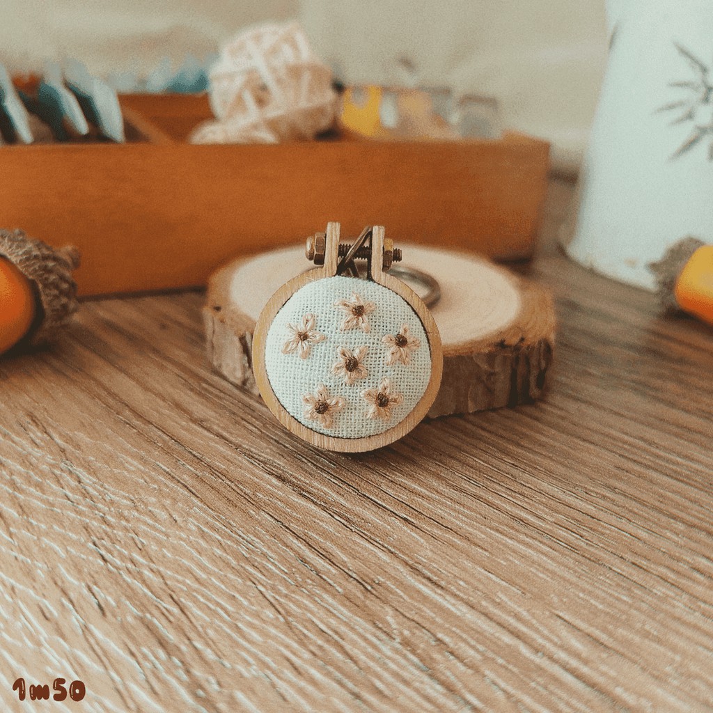 Tiny flowers  - Móc khóa thêu tay handmade / Hand-embroidered keychain