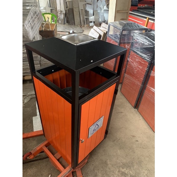 Thùng rác công cộng ngoài trời có cửa, có gạt tàn inox 304