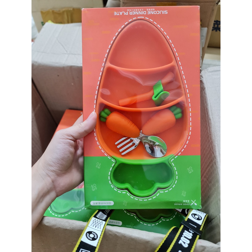 Khay ăn dặm silicon hình cà rốt có kèm thìa dĩa và ống hút cho bé tập ăn dặm