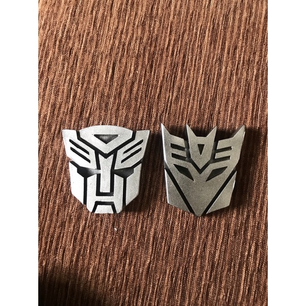 logo gắn đế trưng bày mô hình transformers