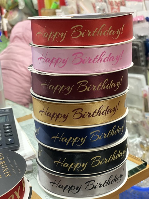1 cuộn lụa đẹp bản 2.5 cm có chữ Happy Birthday dùng để bọc quà trang trí bánh các loại