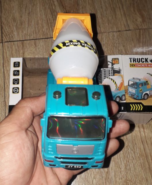 Một chiếc Xe bồn chạy Pin có nhạc và đèn Led rất đep_tặng kèm pin