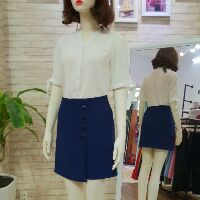 Chân váy đắp chéo phối nút