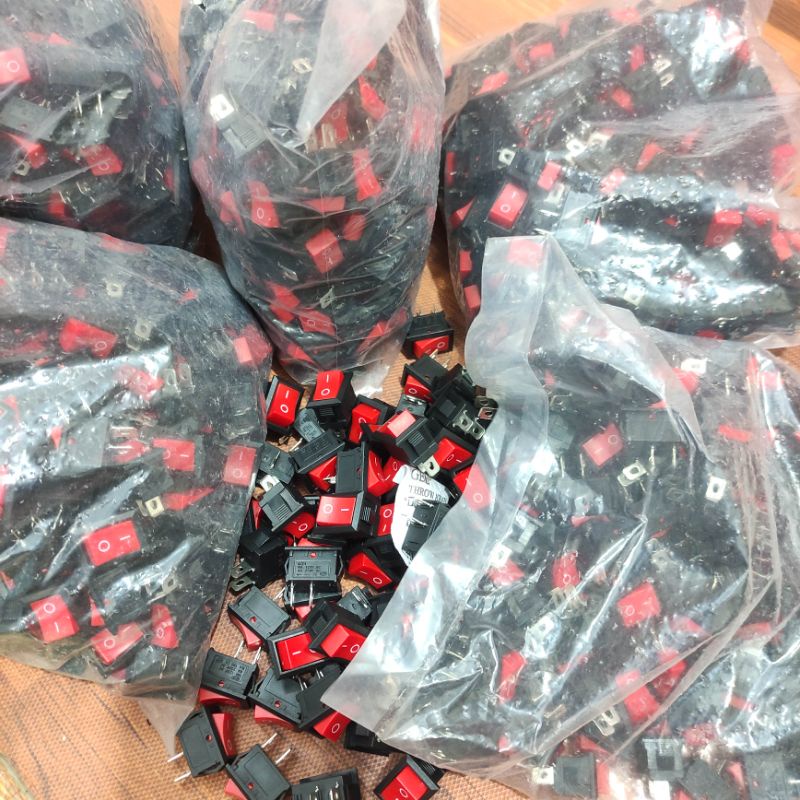 1 chiếc công tắc đòn bẩy bập bênh kcd1-11 250v 6a màu đỏ 2 chân