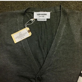 TB - ÁO LEN DỆT KIM CASHMERE CARDIGAN THOM BROWN XÁM 4 SỌC TRẮNG, ĐỦ TAGS, CỜ SAU GÁY, MENSWEAR WOMENSWEAR CARDIGAN