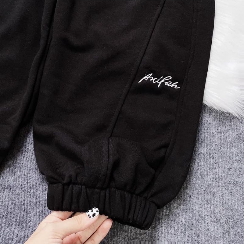 Quần Jogger Thêu Chữ Kí 2 Màu Đen Xám Chất Nỉ Chân Cua Form Nam Nữ