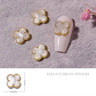 Charm cỏ 4 lá đen - trắng