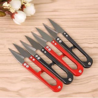 1 CÁI KÉO CẮT CHỈ