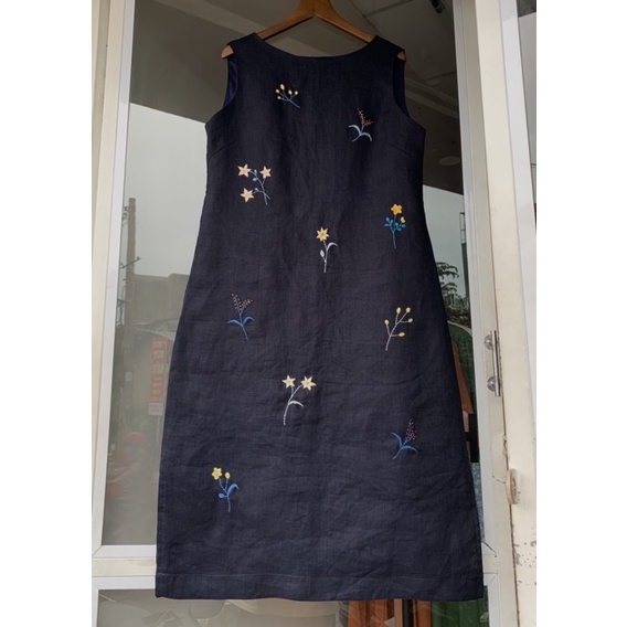 Đầm linen thêu tay mẫu hoa rơi sang trọng, nhẹ nhàng