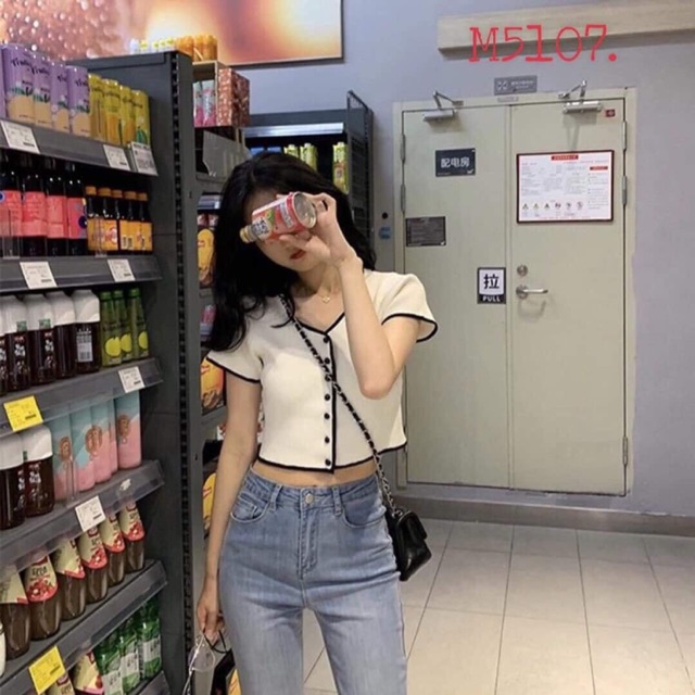 Áo croptop nút phối viền