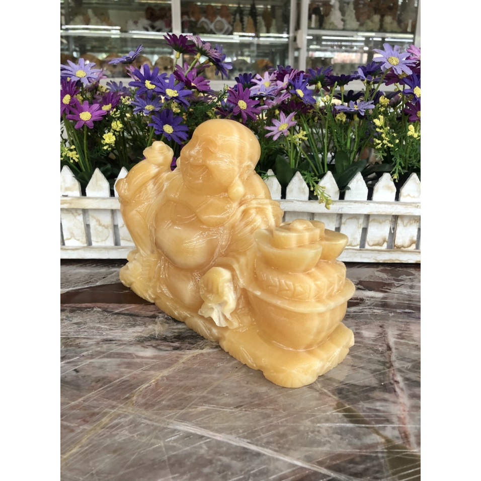 Tượng Phật Di Lặc ngồi cầm thỏi vàng và gậy như ý phong thủy đá ngọc hoàng long - Dài 20 cm