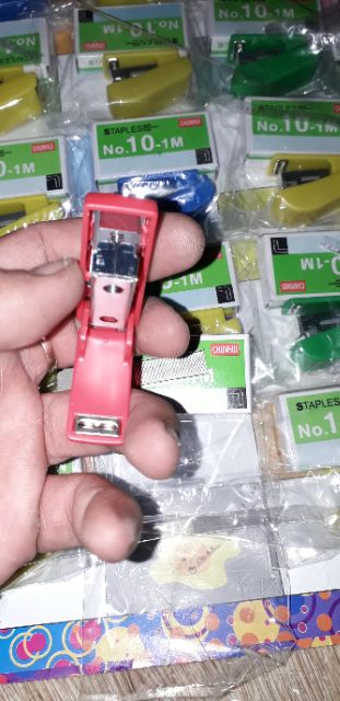 Một chiếc ghim bấm mini bằng nhựa rất đẹp cho bé