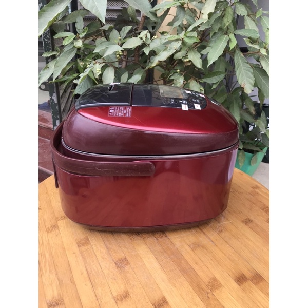 Nồi cơm điện cao tần hút chân không Toshiba RC-18VRE 1.8L  - THANH LÝ