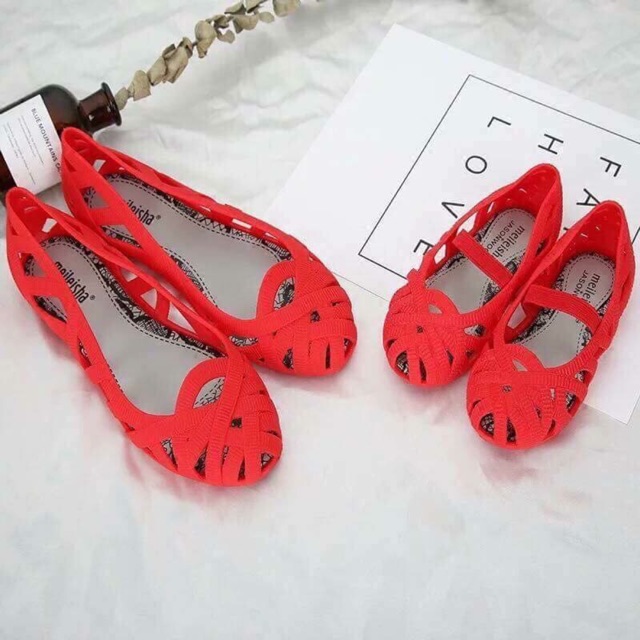 Giày nhựa mẹ và bé