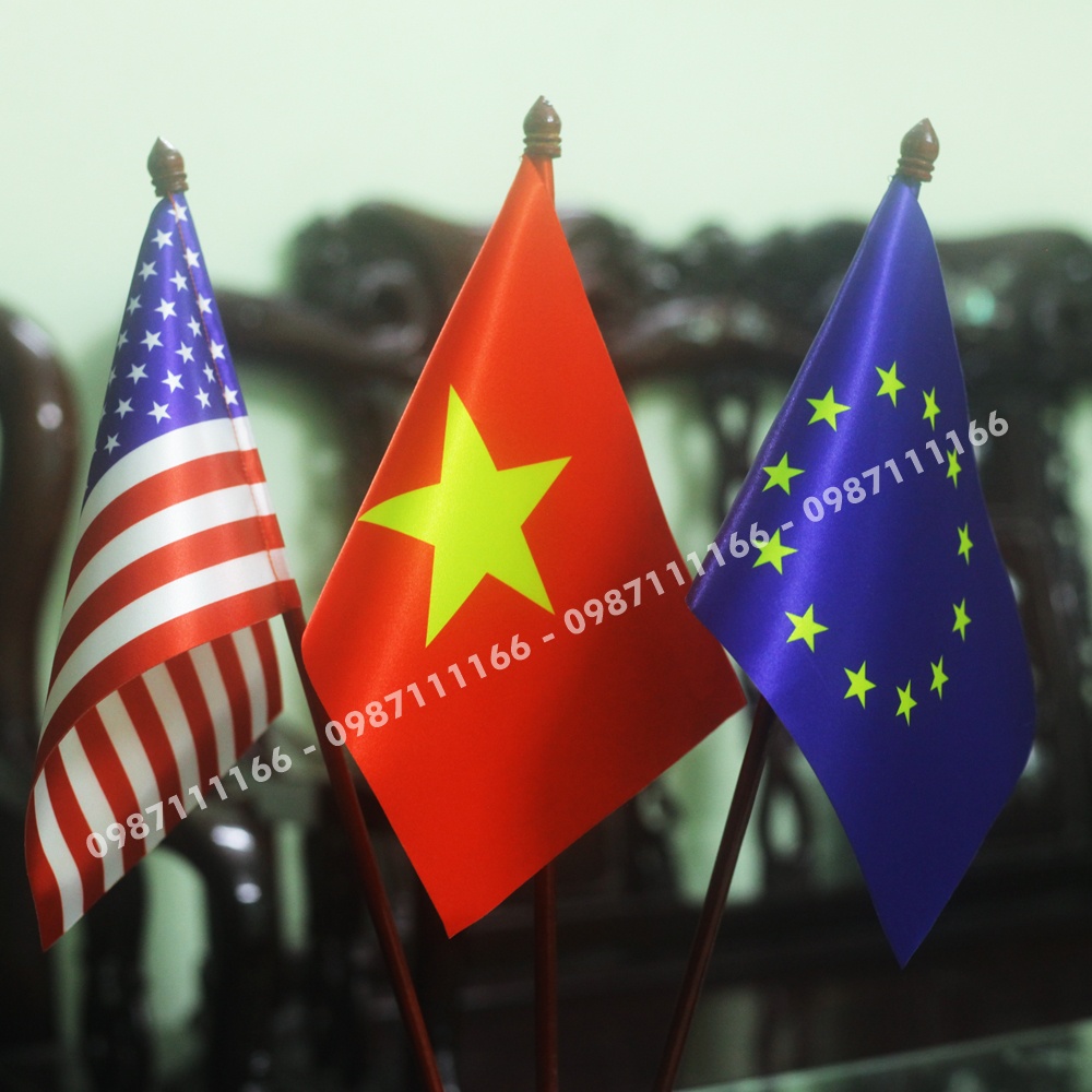 Cờ Để Bàn Đế gỗ Cắm 3 cờ  Liên Minh Châu Âu - Việt Nam - Mỹ In Kỹ Thuật Số 3D