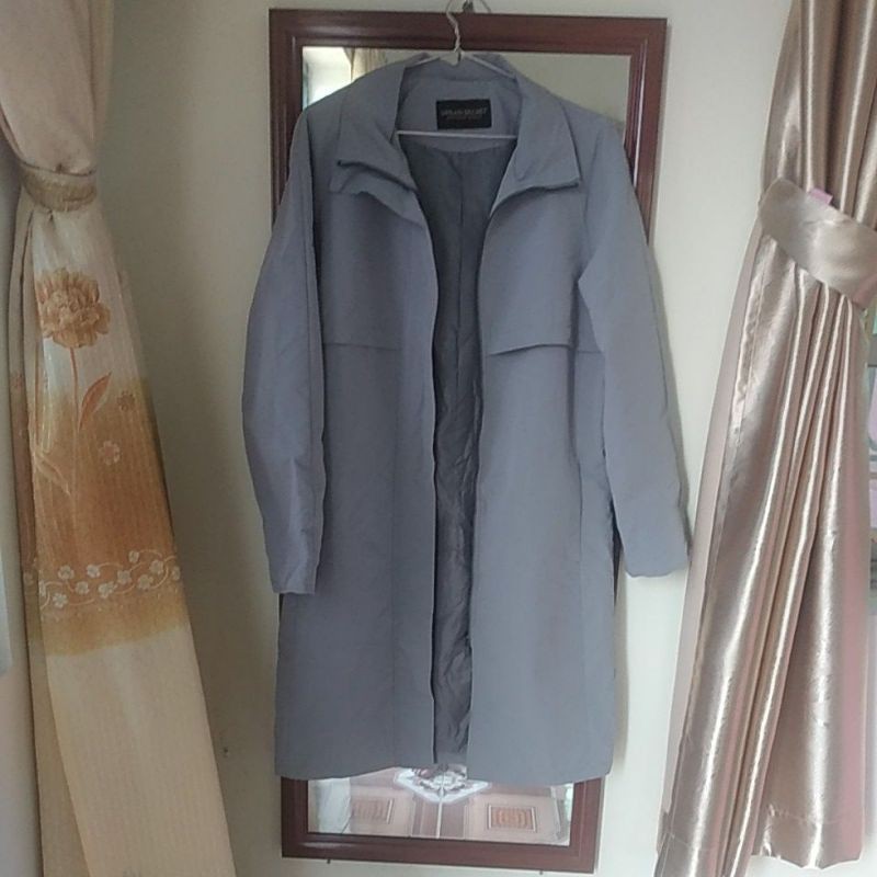 Măng tô dáng suông dài kiểu cách, màu xanh dương độc lạ