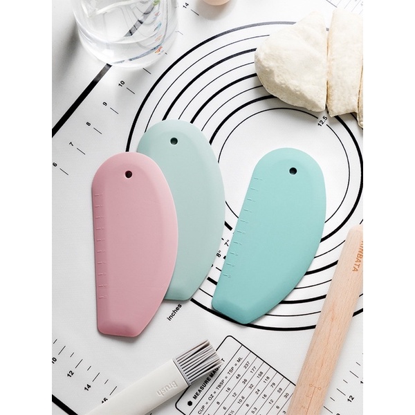 Dụng cụ cắt bột bánh Silicone có thước đo tiện lợi