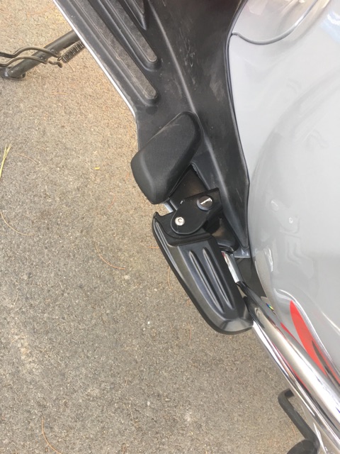 GÁC CHÂN SAU CHO XE VESPA