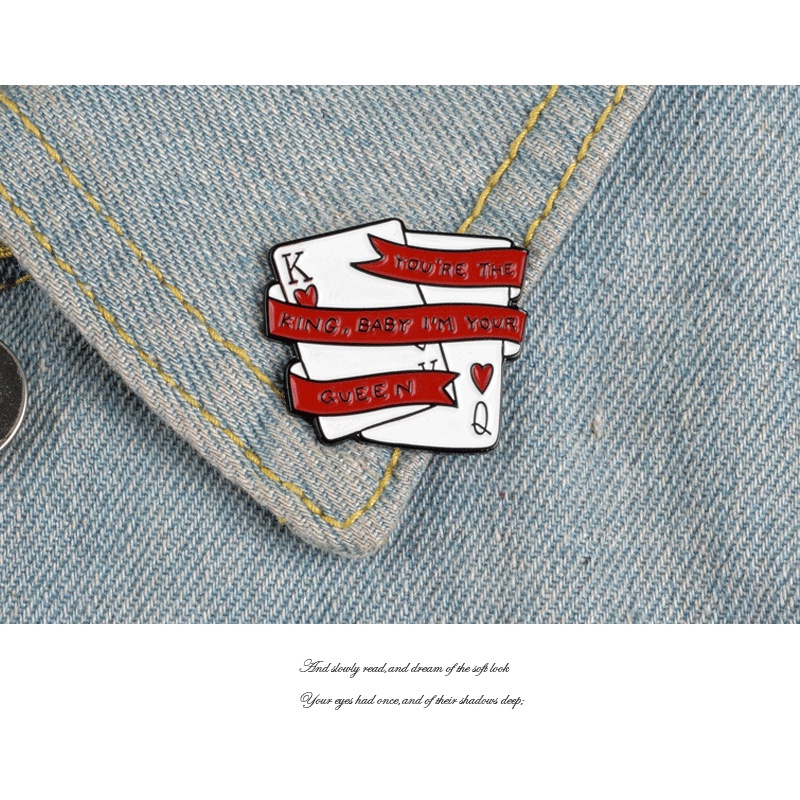 Ghim cài áo kim loại hình lá bài thời trang