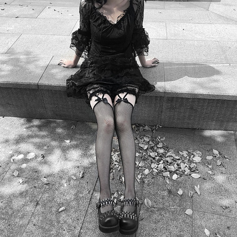 Vớ lưới dài qua gối đính nơ phong cách gothic dành cho nữ