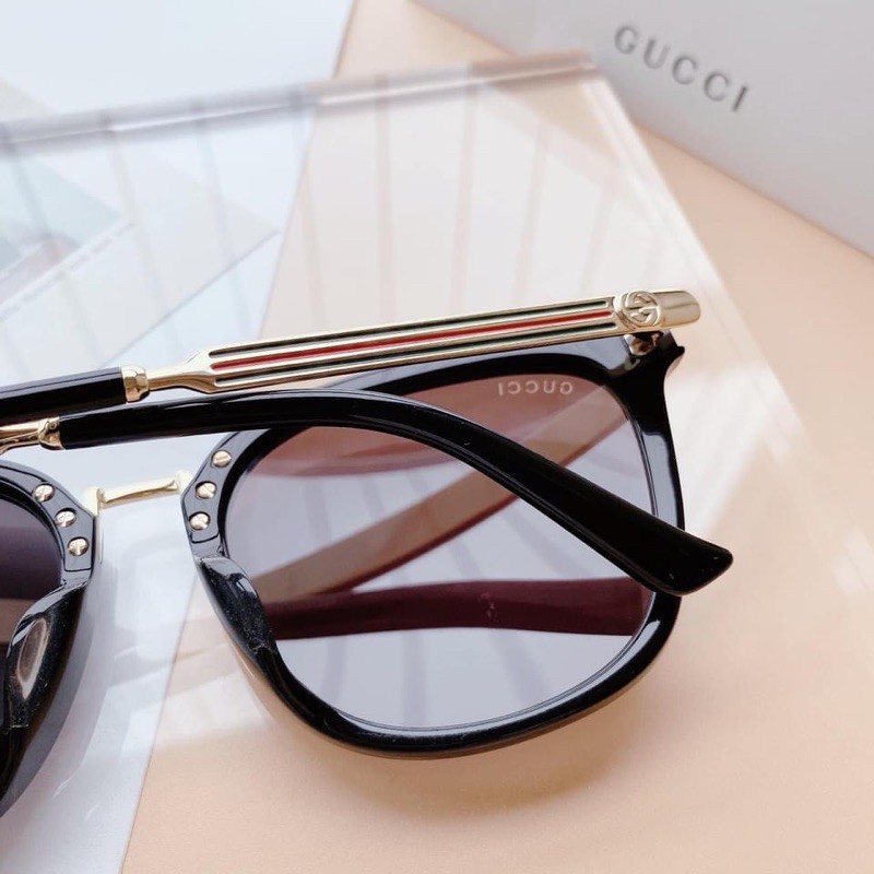 Mắt kính mát Form Unisex Gucci .