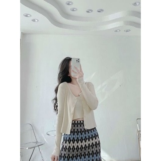 Áo len đen kem: áo 2 dây basic, cardigan mỏng cùng màu