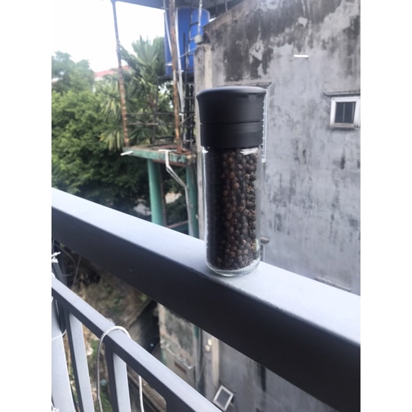 Cối xay tiêu thủy tinh. Dụng cụ xay tiêu đựng gia vị chất liệu thủy tinh, sạch sẽ. Lọ xay dụng cụ nhà bếp