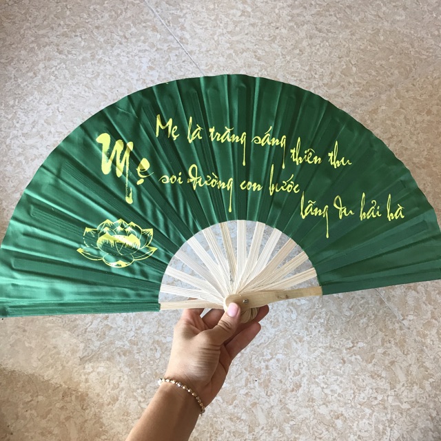 Quạt Vải Lụa xếp chữ thư pháp truyền thống Việt Nam rẻ bền đẹp để cầm tay quạt mát