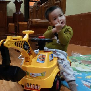 Xe xúc cẩu chòi chân