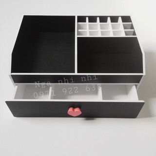Kệ mỹ phẩm mini màu đen núm trái tim