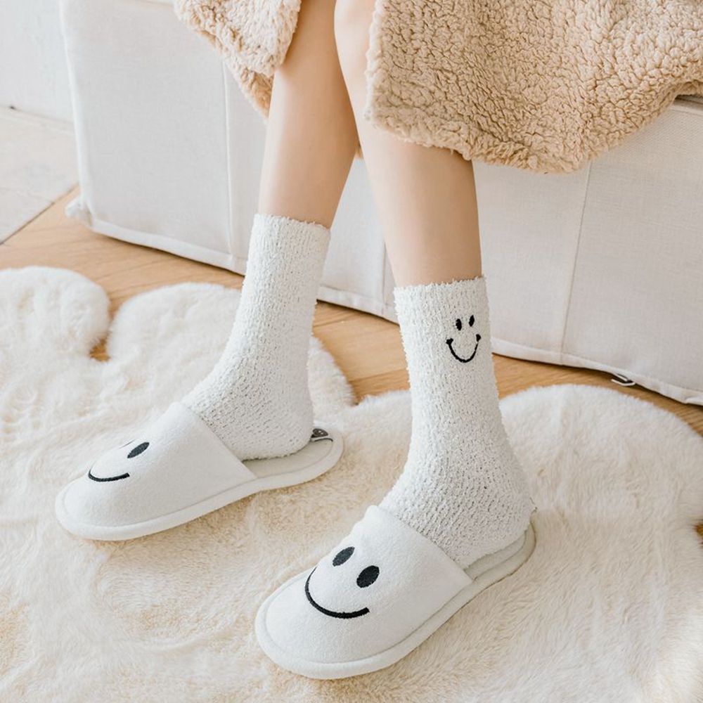 Vớ lông cừu san hô mềm mại màu trơn thêu hình mặt cười dễ thương giữ ấm cho nữ