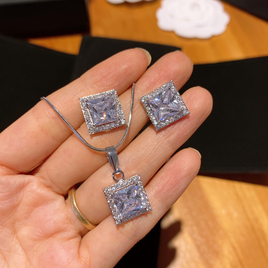 Set   trang sức siêu xinh 2 món  bông tai + vòng cổ