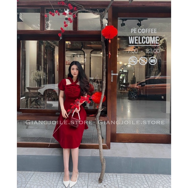 Váy nhung đỏ dài cổ chéo