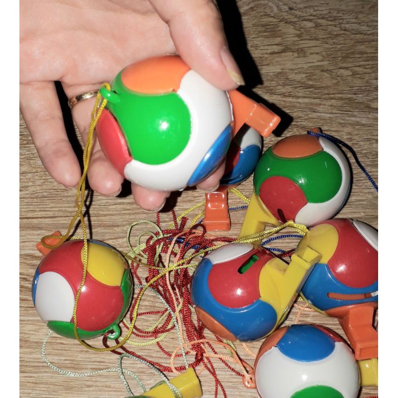 Một chiếc kèn_ tu hít hình quả bóng bằng nhựa nhiều màu sắc