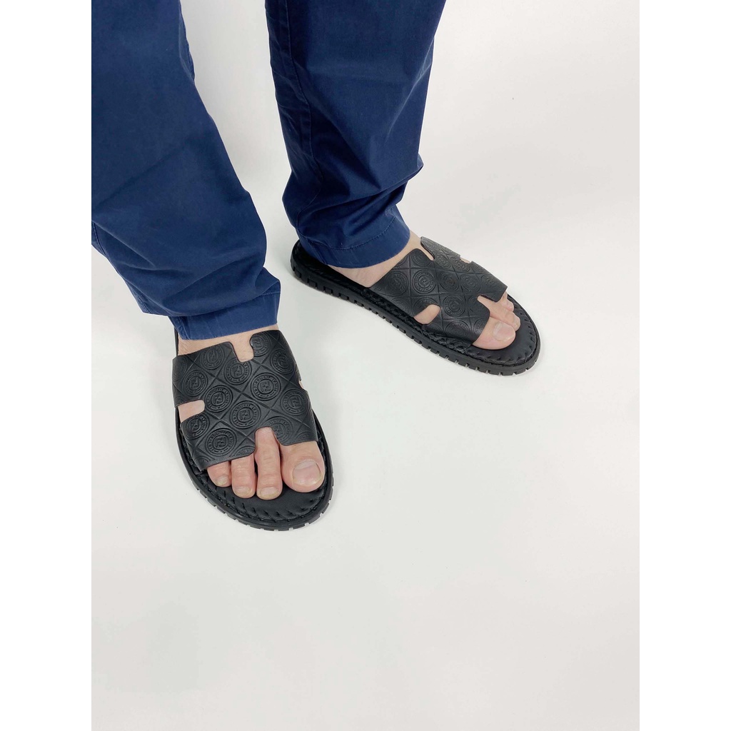 Dép nam quai ngang 100% da bò. Dép 𝐇𝐌 𝐌𝐚̃ 𝐀𝐁-𝟏𝟎𝟎𝟒 Đ𝐞̂́ 𝐊𝐡𝐚̂𝐮 chất da xịn chống bong tróc, chống hôi chân